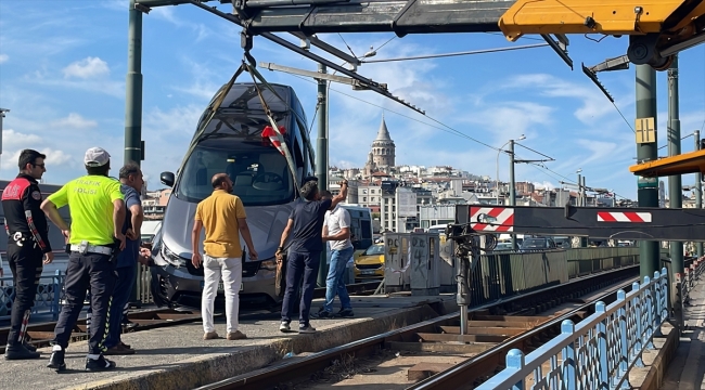 Tramvay yoluna giren aracın kaldırılmasıyla seferler normale döndü