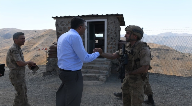 Hakkari Valisi Çelik, üs bölgelerindeki güvenlik güçleriyle bir araya geldi