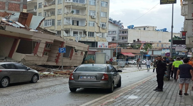 Hatay'da depremlerde hasar alan iki katlı bina çöktü