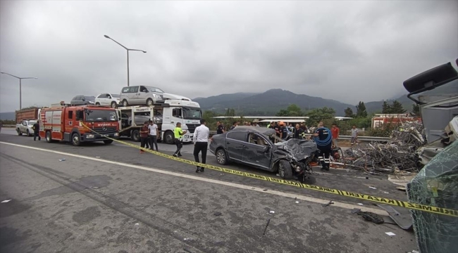 Hatay'da devrilen tıra otomobil çarptı, 1 kişi öldü, 2 kişi yaralandı