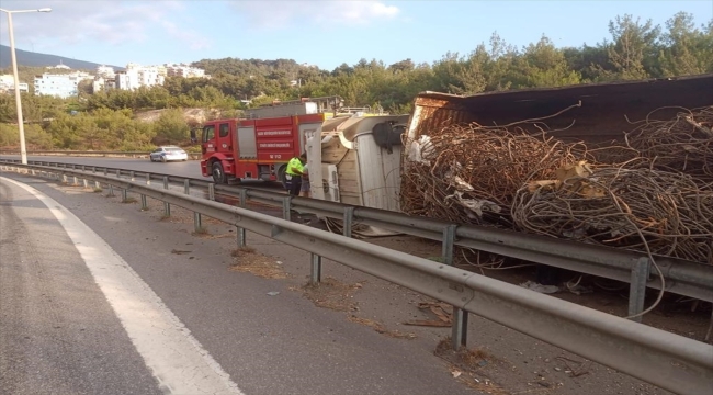 Hatay'da devrilen tırdaki iki kişi yaralandı