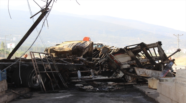 Hatay'da gişe bariyerine çarpıp alev alan tırın sürücüsü yaralandı 