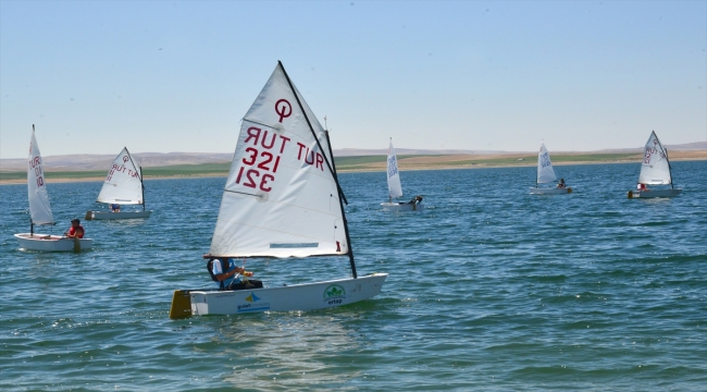 Hirfanlı Baraj Gölü Optimist Yelken Yarışları, Kırşehir'de devam ediyor