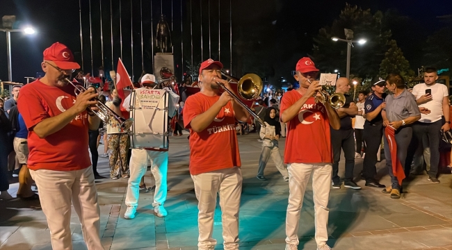 Isparta'da 30 Ağustos Zafer Bayramı'nda fener alayı düzenledi