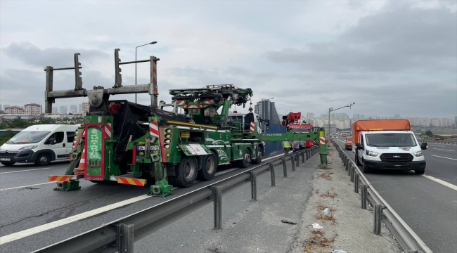 İstanbul TEM Otoyolu'nda devrilen tırın sürücüsü yaralandı 