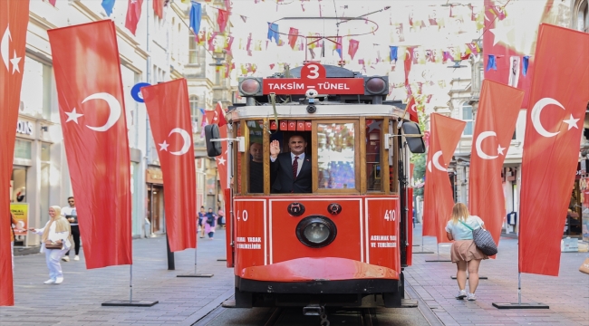 İstiklal Caddesi 30 Ağustos Zafer Bayramı'nda Türk bayraklarıyla donatıldı