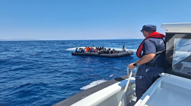 İzmir açıklarında geri itilen 58 düzensiz göçmen kurtarıldı, 35 göçmen yakalandı