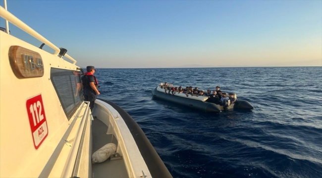 İzmir açıklarında geri itilen 67 düzensiz göçmen kurtarıldı