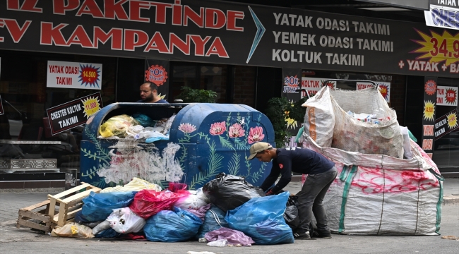 İzmir Buca'da iş bırakma eylemi nedeniyle çöpler toplanmadı