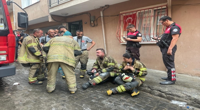 İzmir'de apartmanda çıkan yangında biri bebek 5 kişi dumandan etkilendi