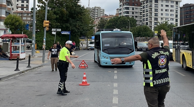 Kadıköy'de trafik kurallarını ihlal eden 5 minibüs sürücüsüne para cezası