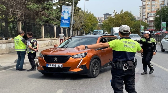 Kadıköy'de yayalara yol vermeyen sürücülere ceza kesildi 