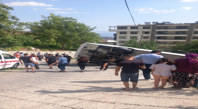 Karaman'da tur otobüsü devrildi, 3'ü ağır 26 kişi yaralandı