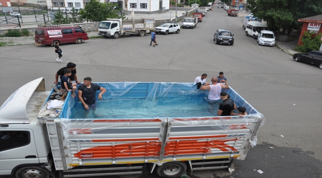 Kars'ta kamyonet kasasında "mobil havuz" keyfi