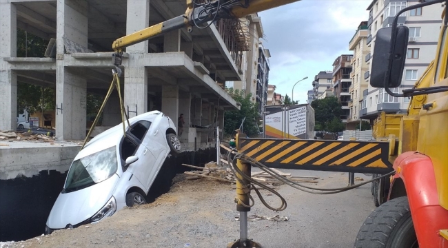 Kartal'da inşaat boşluğuna düşen otomobildeki bir kişi yaralandı