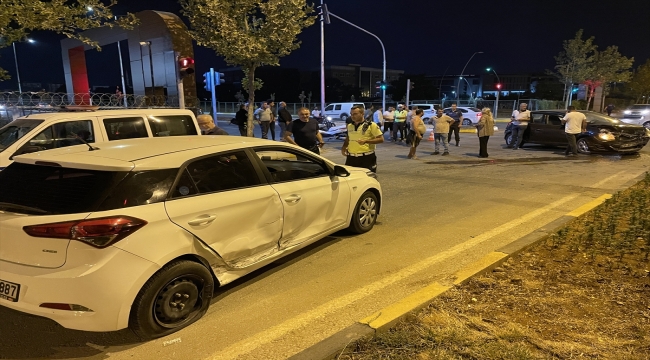 Kilis'te 2 otomobilin çarpıştığı kazada 3 kişi yaralandı