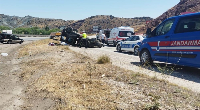 Kırıkkale'de devrilen araçtaki 2 kişi yaralandı