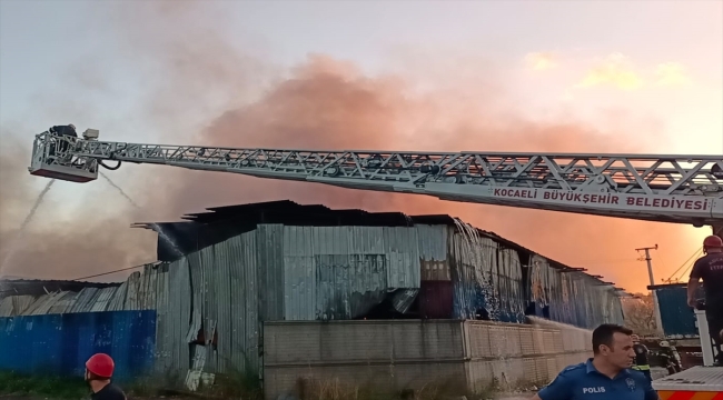 Kocaeli'de atık kağıt deposunda çıkan yangına müdahale ediliyor