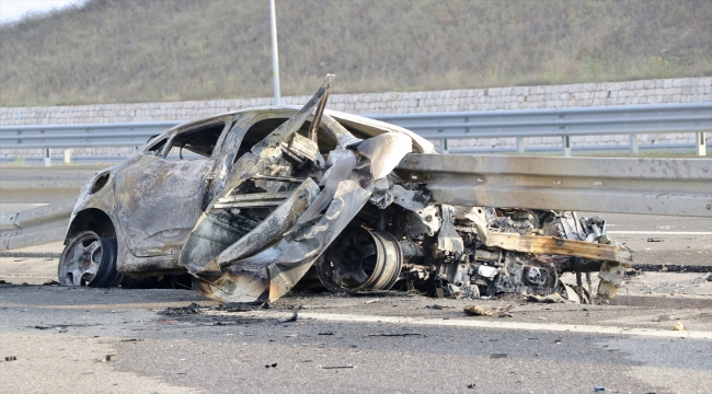 Kocaeli'de bariyere saplanan otomobildeki 2 kişi öldü, 1 kişi yaralandı