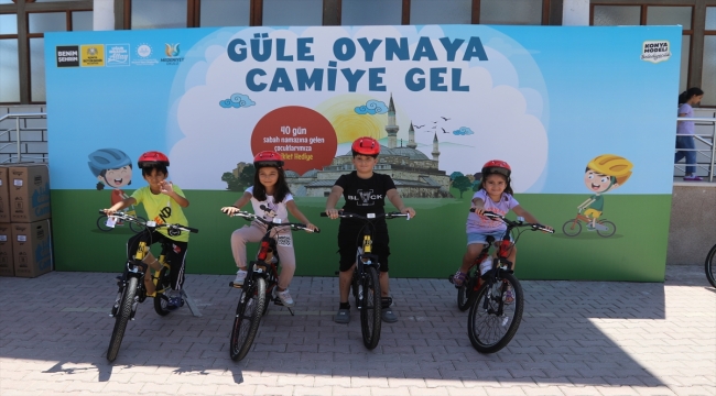 Konya'da 40 gün sabah namazını camide kılan çocuklara bisiklet hediye edildi