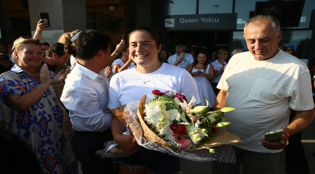 Kuzey Kanalı'nı yüzerek geçen en genç Türk sporcu olan Aysu Türkoğlu, Bodrum'a döndü