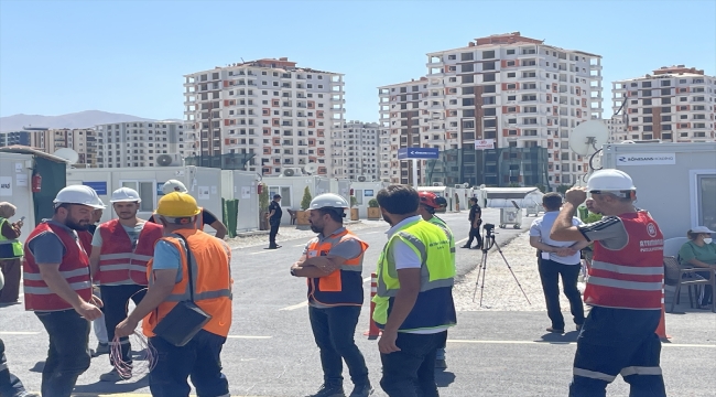 Malatya'da ağır hasarlı 2 bina patlayıcı yardımıyla yıkıldı