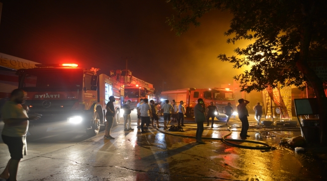 Manisa'da sanayi sitesinde çıkan yangında 2 iş yerinde hasar oluştu