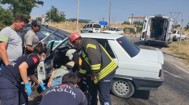 Manisa'daki trafik kazasında 3 kişi yaralandı