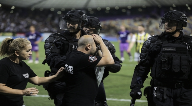 Maribor-Fenerbahçe mücadelesi tribünlerde çıkan olaylar nedeniyle durdu