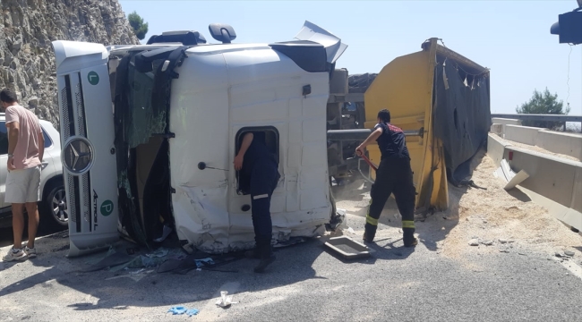 Muğla'da kum yüklü tırın devrilmesi sonucu yol trafiğe kapandı