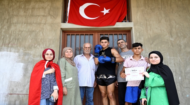 MULTİMEDYALI - Lübnanlı Türkmen sporcu Beyrut'ta kazandığı muaythai turnuvasını Türk bayrağı açarak kutladı