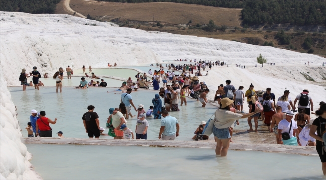 Pamukkale'yi yılbaşından bu yana 1 milyon 149 bini aşkın kişi ziyaret etti