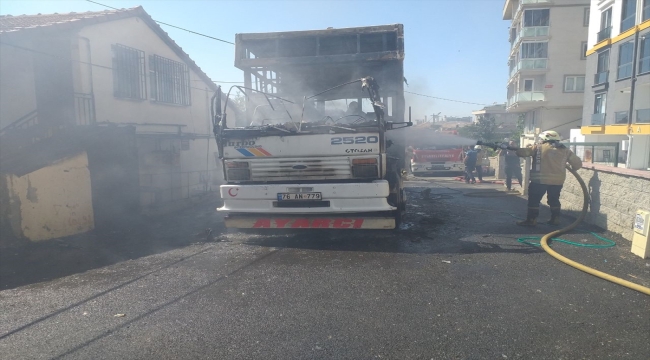 Pendik'te alev alan nakliye kamyonu kullanılamaz hale geldi