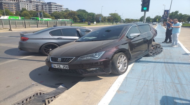 Pendik'te otomobilin park halindeki araca çarptığı kazada 2 kişi yaralandı