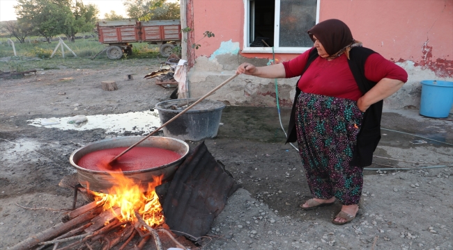 Samsun'da kış hazırlığı yapan kadınların salça kazanları kaynamaya başladı