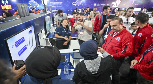 Sanayi ve Teknoloji Bakanı Kacır, TEKNOFEST alanındaki stantları ziyaret etti