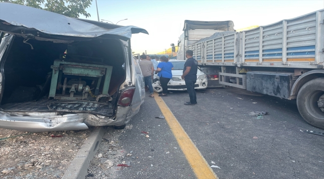 Şanlıurfa'da 9 aracın karıştığı trafik kazasında 5 kişi yaralandı