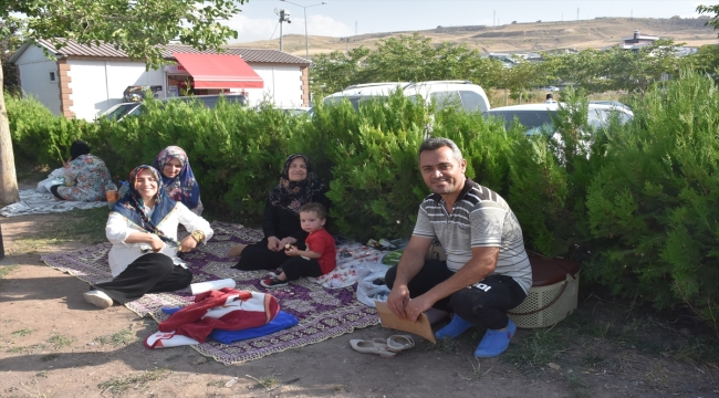 Sıcaktan bunalan vatandaşlar Van Gölü'nde serinliyor