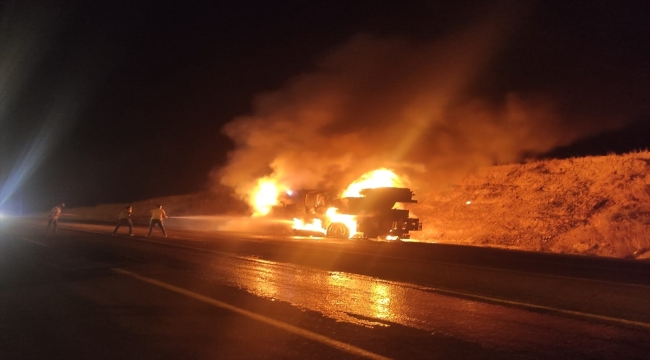 Siirt'te seyir halindeyken alev alan vinç yandı