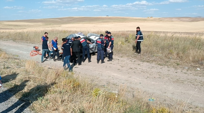 Sivas'ta beton mikseriyle çarpışan otomobildeki 2 kişi öldü, 1 kişi yaralandı