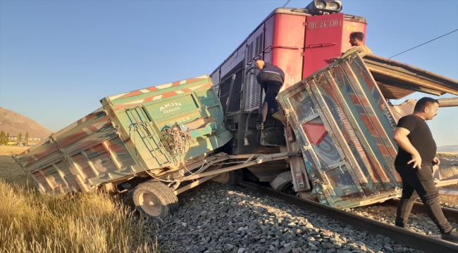 Sivas'ta tren hemzemin geçitte traktöre çarptı, 1 kişi yaralandı