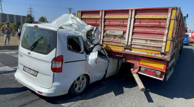 Tekirdağ'da hafif ticari araçla tırın karıştığı kazada 1 kişi öldü, 1 kişi yaralandı