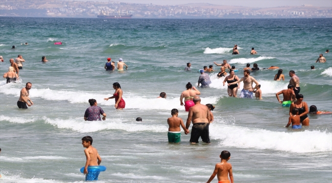 Tekirdağ'da sıcaktan bunalanlar sahillerde serinlemeye çalışıyor 