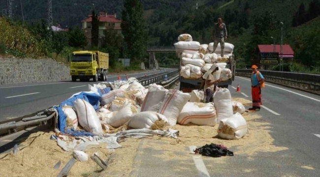 Trabzon'da devrilen saman yüklü kamyonun sürücüsü yaralandı