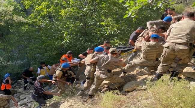 Tunceli'de serinlemek için Pülümür Çayı'na giren kişi boğuldu