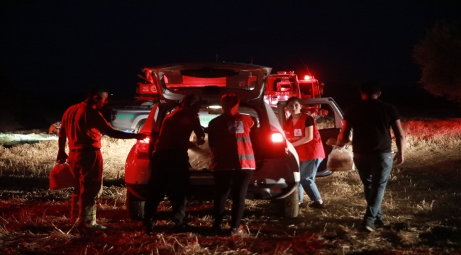 Türk Kızılay, Çanakkale'deki yangın ekipleri ile vatandaşlara yemek ve su dağıttı