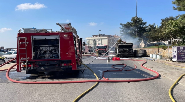 Üsküdar'da çöp kamyonu ile alevlerin sıçradığı hafif ticari araç yandı