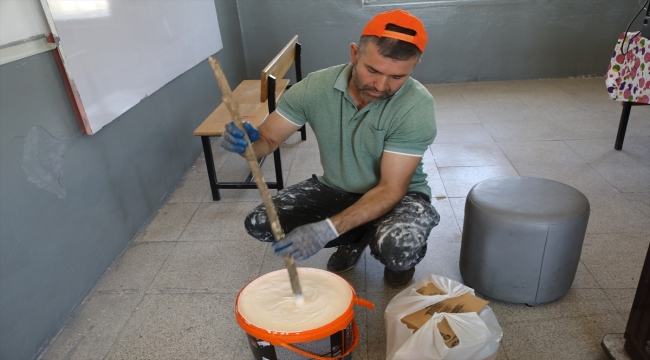 Van'da öğretmen ve öğrenciler kırsal mahalledeki okulu yeni eğitim yılına hazırladı 