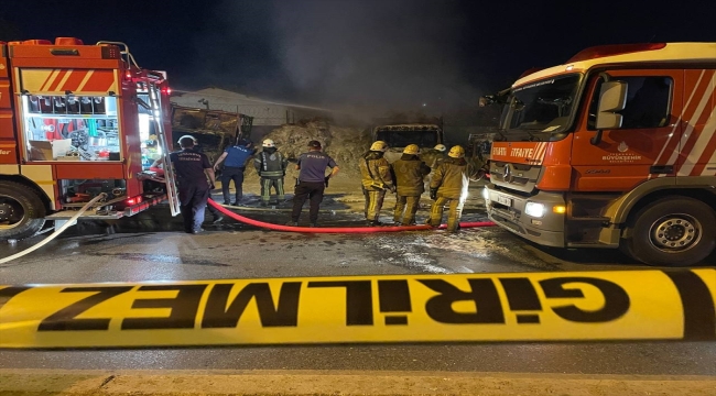 Veliefendi Hipodromu önünde park halindeki araçlarda çıkan yangın söndürüldü 