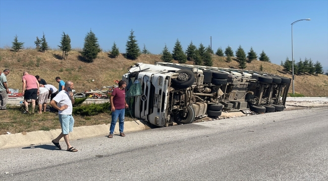 Yalova'da devrilen hurda yüklü tırda sıkışan sürücüyü vatandaşlar kurtardı